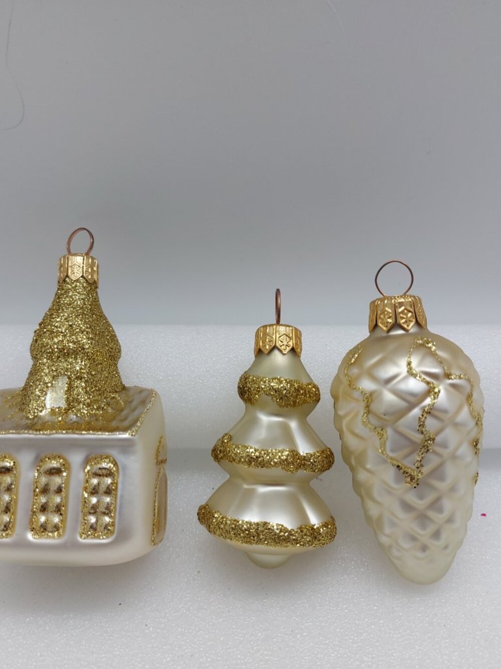 Vintage Hand Crafted Christmas Glass Ornament Off White & Gold Made In Ukraine - Picture 9 of 12